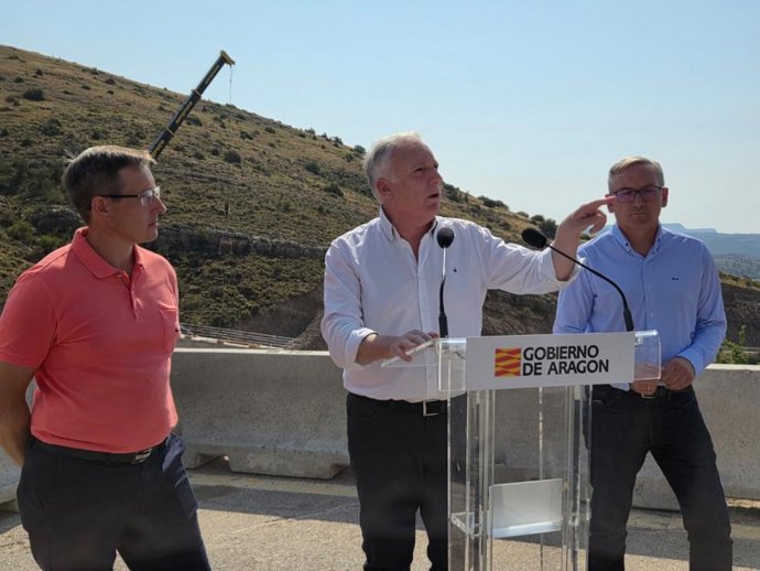 El consejero de Fomento, Vivienda, Logística y Cohesión Territorial del Gobierno de Aragón, Octavio López, en Cedrillas.