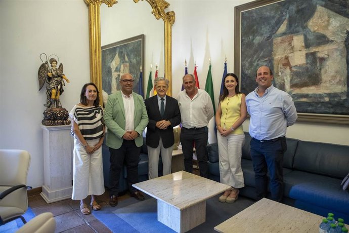 El presidente de la Diputación de Córdoba, Salvador Fuentes (tercero por la izda), junto al alcalde de Rute, David Ruiz (segundo).