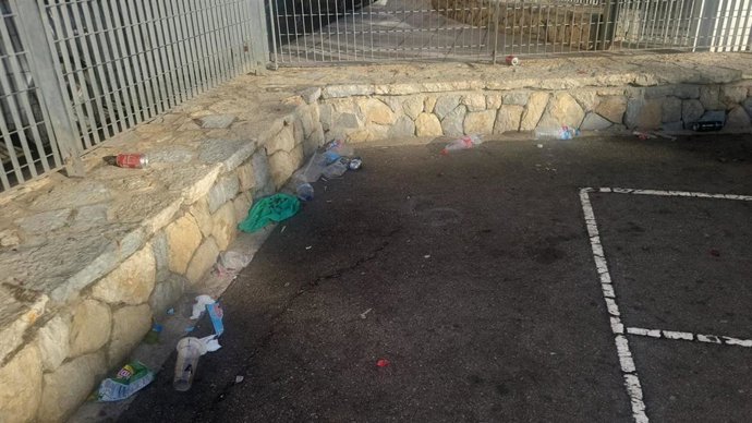 Restos de botellón en el parque.