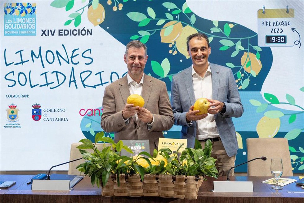 El consejero de Turismo, Luis Martínez Abad, y el alcalde de Alfoz de Lloredo, Enrique Bretones, en la presentación de la XIV edición de Los Limones Solidarios