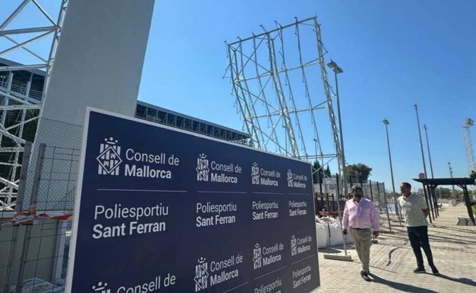 El conseller de Medio Ambiente, Medio Rural y Deportes, Pedro Bestard, y el director insular de Deportes, Toni Prats, en las futuras instalaciones del rocódromo del Polideportivo Sant Ferran