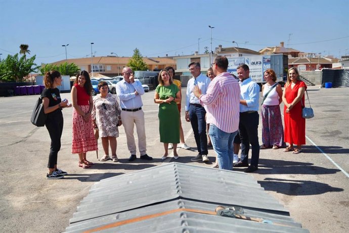 La consejera de Política Social, Familias e Igualdad, Conchita Ruiz, junto al alcalde de San Pedro del Pinatar, Pedro Javier Sánchez, durante la visita al recinto ferial
