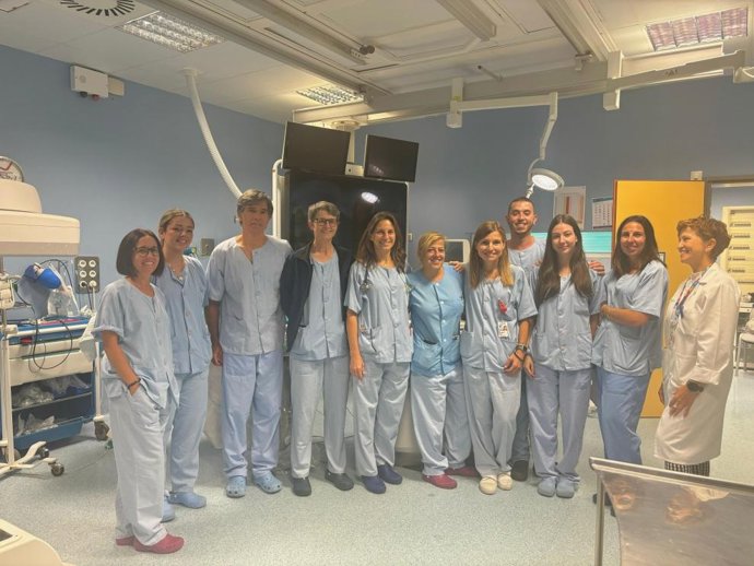 Equipo que ha llevado a cabo con éxito los primeros implantes percutáneos de una válvula bicava en Aragón.