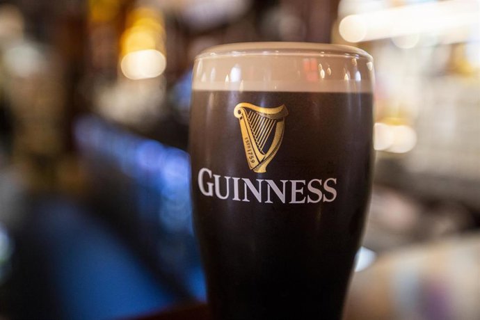 Archivo - 04 February 2025, United Kingdom, London: An undated file photo shows a pint of Guinness.  British spirits maker Diageo, whose well-known brands include Johnnie Walker, Guinness and Tanqueray, reported Tuesday that its operating profit in the fi