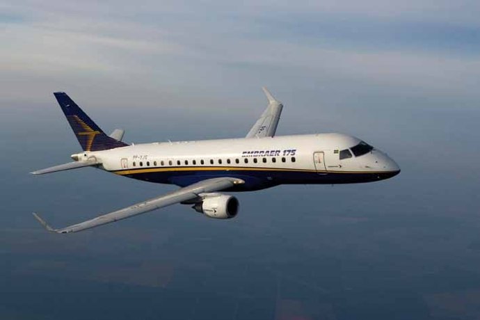 Archivo - Un avión de Embraer.