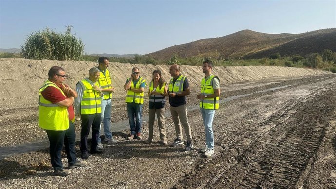 Visita de la delegada de la Junta de Andalucía en Almería, Aránzazu Martín, a las obras de reparación en el cauce del río Almanzora en Purchena.