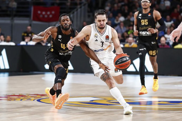 Archivo - Kamar Baldwin of Baskonia Vitoria-Gasteiz and Facundo Campazzo of Real Madrid in action during the Turkish Airlines EuroLeague Regular Season Round 23 match between Real Madrid and Baskonia Vitoria-Gasteiz at Movistar Arena on January 23, 2025 i