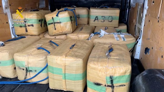 Fardos de haxixe apreendidos em uma tentativa de contrabando em Conil de la Frontera.