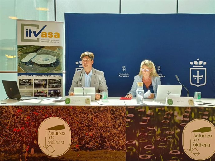 El consejero de Ciencia, Industria y Empleo, Borja Sánchez, y la gerente general de la Inspección Técnica de Vehículos de Asturias, S.A. (Itvasa), Marta Torre, en rueda de prensa en el marco de la 68 Feria Internacional de Muestras de Asturias.