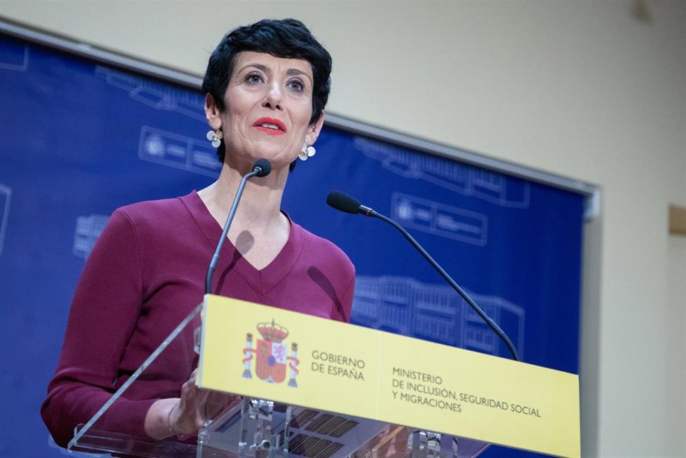 Archivo - La hasta ahora portavoz del PSN en el Ayuntamiento de Pamplona, Elma Saiz, tras recibir la cartera del hasta ahora ministro de Inclusión, Seguridad Social y Migración, José Luis Escrivá, en la sede del Ministerio de Seguridad Social, a 21 de n