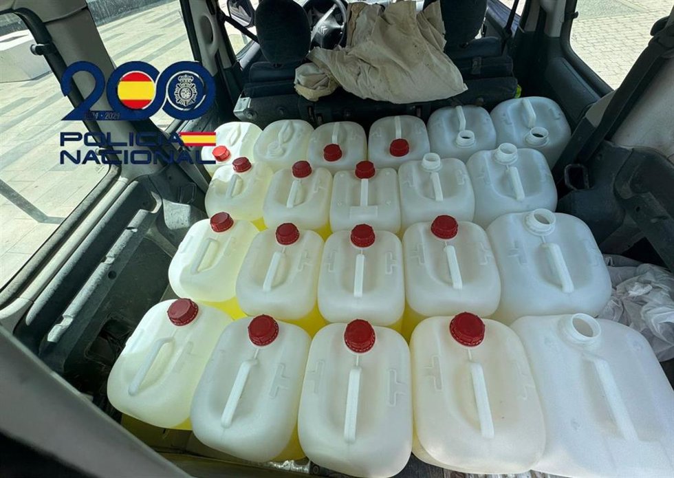 Archivo - Garrafas de gasolina para petaqueo halladas en una furgoneta en Jerez. ARCHIVO.