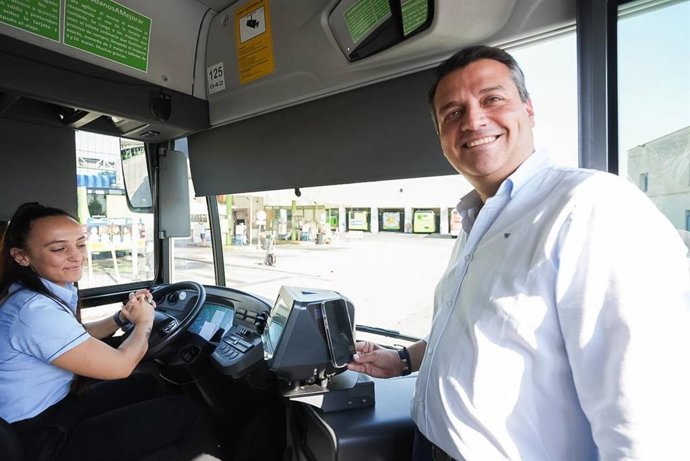 El alcalde, José María Bellido, en un autobús de Aucorsa.