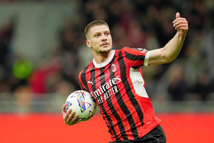 Archivo - El delantero serbio Luka Jovic celebra un gol con el AC Milán
