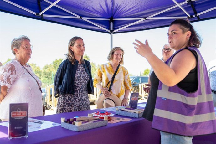 Eva Menor durante su visita en Creixell (Tarragona).