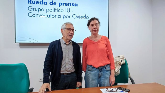Los concejales de IU-Convocatoria por Oviedo, Gaspar Llamazares y Cristina Pontón.