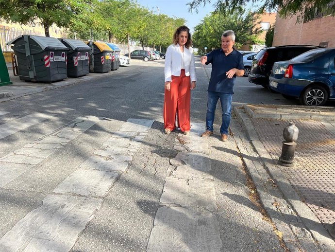 La portavoz del grupo municipal socialista en el Ayuntamiento de Granada, Raquel Ruz, y el presidente de los vecinos de Ismail, Cristóbal Serón.