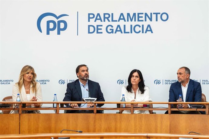 Los portavoces parlamentarios del PPdeG en el Parlamento, Cristina Sanz, Alberto Pazos Couñago, Paula Prado y Julio García Comesaña, en rueda de prensa en la Cámara gallega.