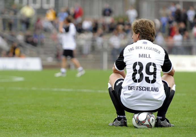 Archivo - FILED - 06 September 2009, Hamburg: Germany's Frank Mill sits on a ball during the "Day of Legends" at the Millerntor stadium in Hamburg. Mill, who was part of West Germany's 1990 World Cup winning squad and won an Olympic bronze in 1988, has di