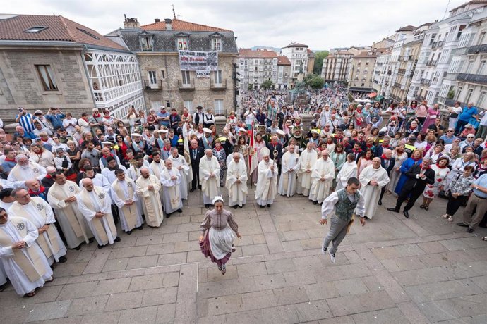 Homenaje a la Virgen de la Blanca en Vitoria