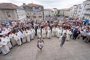 Las cuadrillas de Blusas y Neskas rinden homenaje a la Virgen de la Blanca en el día grande de fiestas de Vitoria