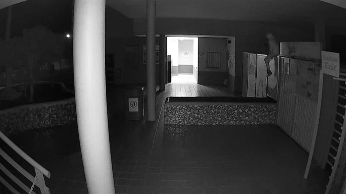 El detenido por la Guardia Civil saltando un muro para presuntamente robar en un establecimiento de La Oliva (Fuerteventura)