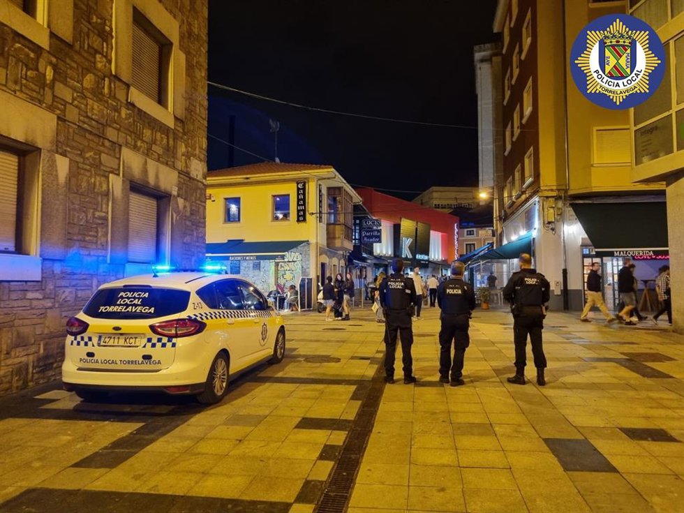 Archivo - Agentes de Policía en la zona de vinos de Torrelavega