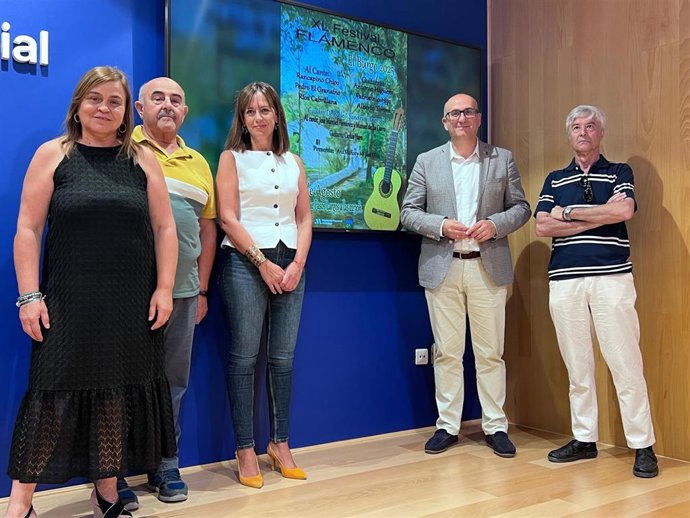 : El Vicepresidente Y Diputado De Cultura, Manuel López Mestanza, Presenta El 40 Festival Flamenco El Burgo, Junto A La Alcaldesa De El Burgo, María Dolores Narváez, Y El Presidente De La Peña Flamenca La Serrana, Joaquín García.