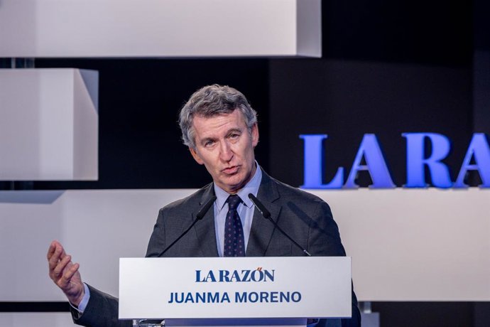 O presidente do Partido Popular, Alberto Núñez Feijóo, durante uma reunião organizada pelo La Razón, em 14 de julho de 2025, em Madri (Espanha).