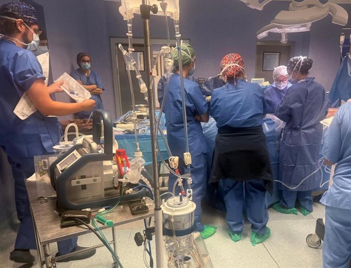 Equipo del Hospital Universitario Torrecárdenas durante el procedimiento de la primera donación cardiaca en asistolia realizada en la provincia de Almería.