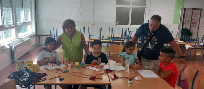 La delegada de Inclusión Social, Juventud, Familias e Igualdad de la Junta, Dolores Sánchez, visita la escuela de verano que organiza la Fundación Adsam en el colegio Antonio Gala de Las Moreras.