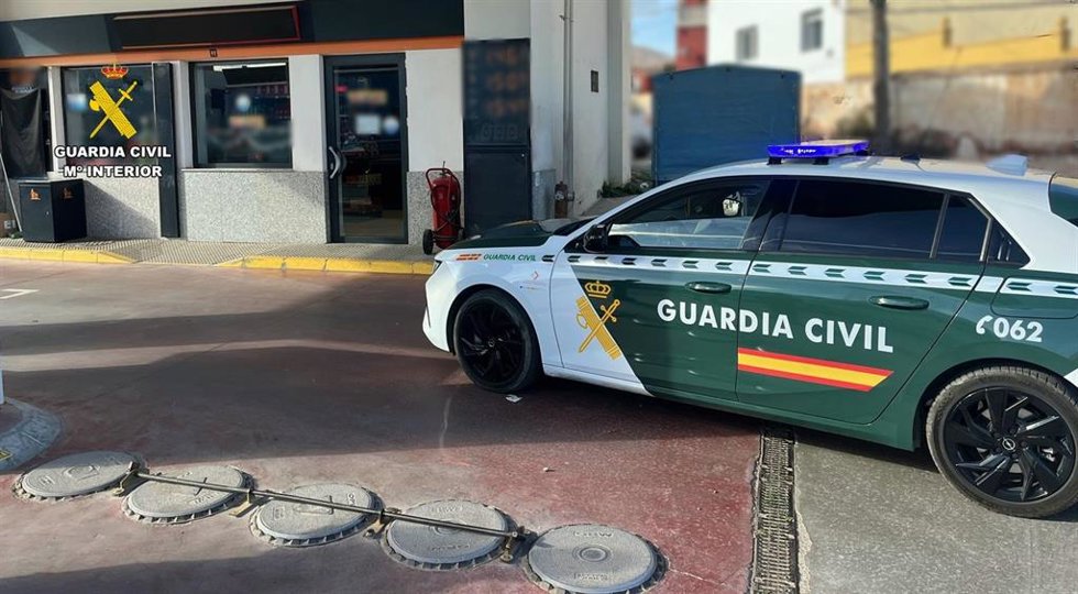 Vehículo de la Guardia Civil, en una estación de servicio de la provincia de Almería durante un operativo de vigilancia.