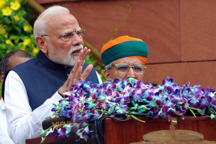 21 de julho de 2025, Nova Délhi, Délhi, ÍNDIA: O primeiro-ministro indiano Narendra Modi discursa para a mídia em sua chegada ao Parlamento no dia de abertura da sessão de monções e também olha para os ministros do conselho do sindicato após dar-lhes as b
