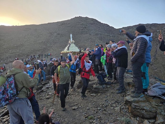 Cientos de personas acompañan a la Virgen de las Nieves en la Romería Blanca de Monachil.