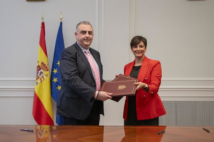 Archivo - El consejero de Fomento, Ordenación del Terrritorio y Medio Ambiente de Cantabria, Roberto Media, y la ministra de Vivienda, Isabel Rodríguez.- Archivo