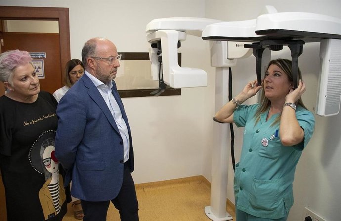 El director gerente del Sescam, Alberto Jara, durante la visita.