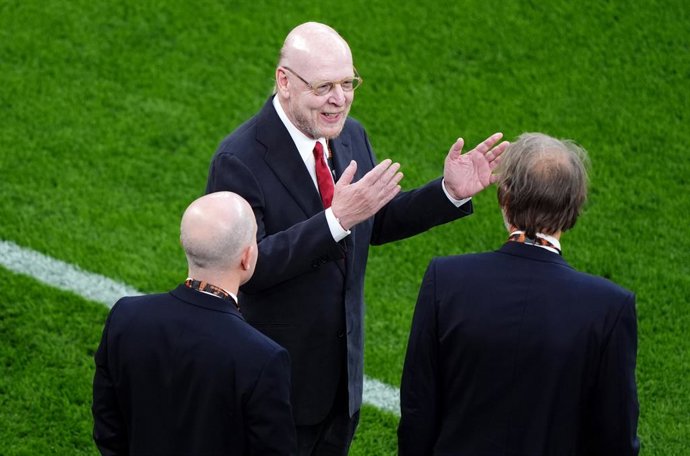 Archivo - 21 May 2025, Spain, Bilbao: Manchester United owners Avram Glazer, and Sir Jim Ratcliffe with chief executive Omar Berrada (L) talk ahead of the UEFA Europa League final soccer match between Tottenham Hotspur and Manchester United at the Estadio