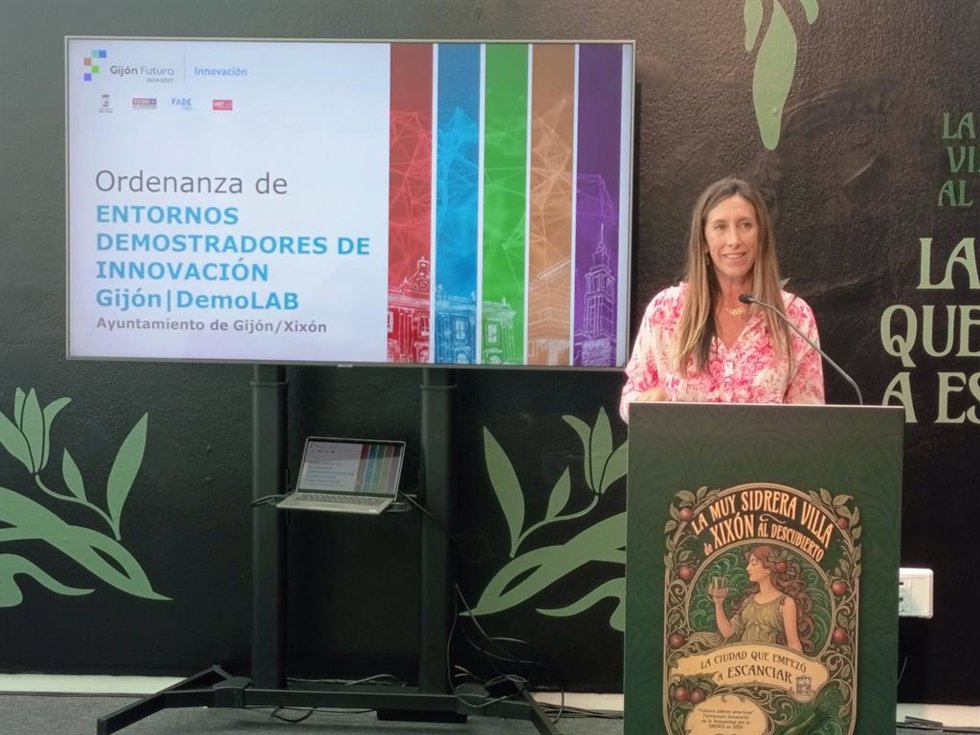 La vicealcaldesa y concejala de Economía, Empleo, Turismo e Innovación, Ángela Pumariega, presenta en rueda de prensa en la 68 Feria Internacional de Muestras de Asturias, la nueva ordenanza de entornos demostradores.
