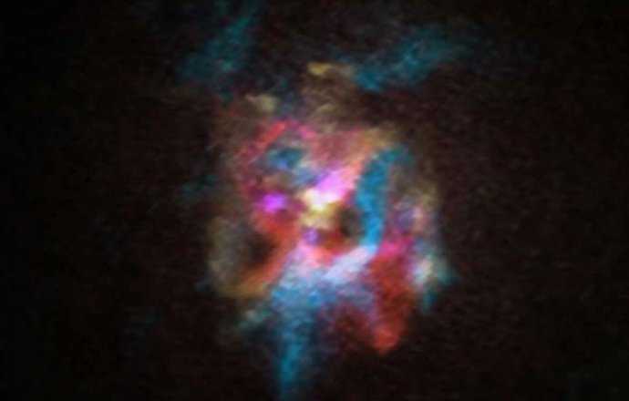 La vasta burbuja que rodea la estrella supergigante roja DFK 52, fotografiada por Alma. Los colores rojos indican el gas que se aleja de nosotros, y el azul, el que se acerca.