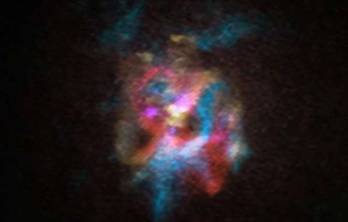 A vasta bolha que circunda a estrela supergigante vermelha DFK 52, fotografada por Alma. As cores vermelhas indicam gás se afastando de nós, e as cores azuis indicam gás se aproximando de nós.