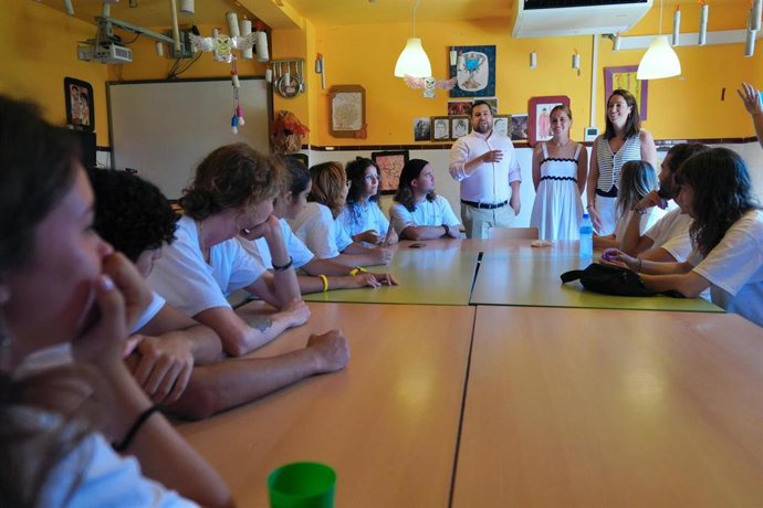 La regidora de Participación Ciudadana del Ayuntamiento de Palma, Lourdes Roca, visita a los jóvenes voluntarios que participan en el programa 'Patis Oberts'.