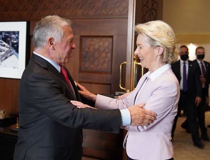 Archivo - HANDOUT - 15 de junho de 2022, Jordânia, Amã: a presidente da Comissão Europeia, Ursula von der Leyen (à direita), é recebida pelo rei jordaniano Abdallah II antes de sua reunião no Palácio Al Husseiniya. Foto: -/Comissão Europeia/dpa - ATENÇÃO: