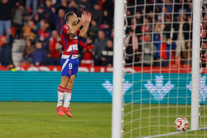 Archivo - Shon Weissman celebra un gol con el Granada CF en la temporada 24-25