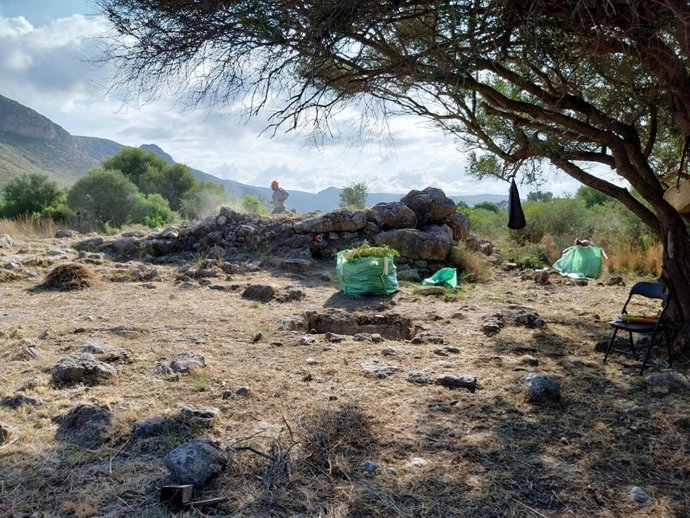 Limpieza en el yacimiento arqueológico del Pedret de Bóquer en el Port de Pollença.