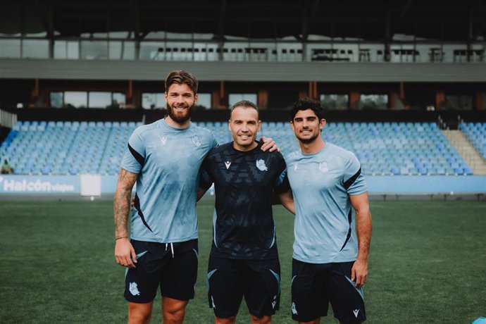 Duje Caleta-Car y Gonçalo Guedes con el entrenador de la Real Sociedad.