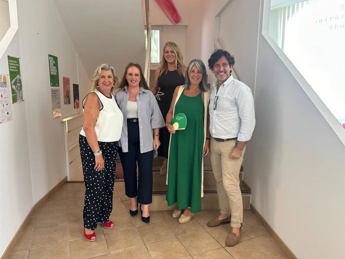 El diputado de Tercer Sector y Cooperación Internacional, Francisco José Martín, durante la visita la sede de la asociación AECC en Arroyo de la Miel.