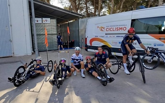 Alejandro Valverde junto a varios componentes de la selección española de ciclismo paralímpico