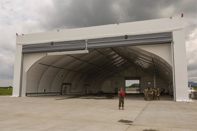 El hangar para el mantenimiento y aparcamiento de los aparatos que componen la Unidad de Helicópteros en la Base Aérea de Malacky, en Kuchyna (Eslovaquia).