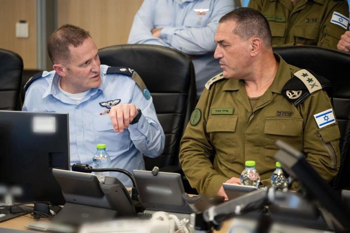 TEL AVIV, 13 de junho de 2025 -- Esta foto divulgada pelas Forças de Defesa de Israel (IDF) em 13 de junho de 2025 mostra o chefe do exército israelense Eyal Zamir (R) supervisionando os ataques das IDF contra o Irã na sala de situação da Força Aérea Isra