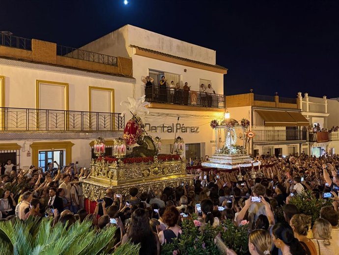 La Virgen de los Milagros, patrona de Palos de la Frontera, por las calles del municipio.