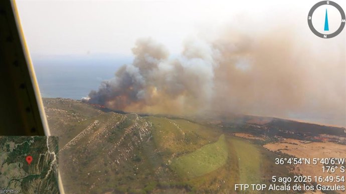 Vista aérea del incendio declarado en el paraje La Peña en Tarifa